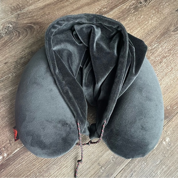 Bundle of 2 Travel Neck Pillows and 2 Inflatable Foot Rest - Picture 3 of 15